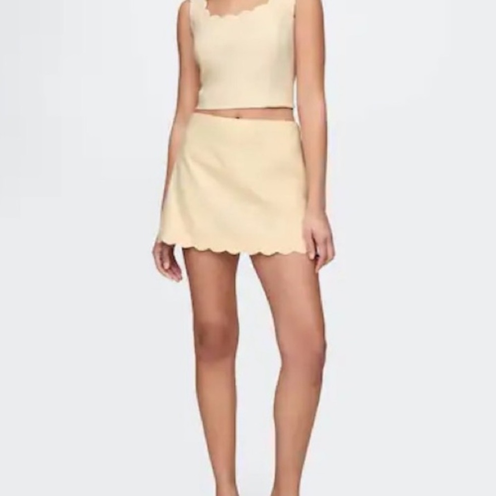Like new Gap Linen blend scalloped mini skort in butter yellow